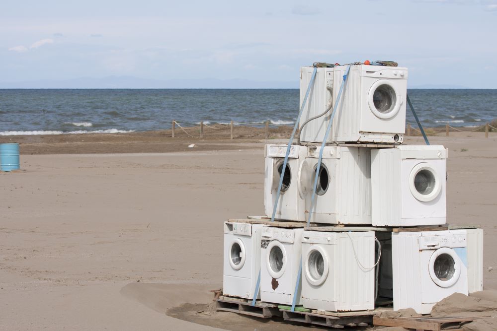 старые стиральные машины заброшенные на пляже